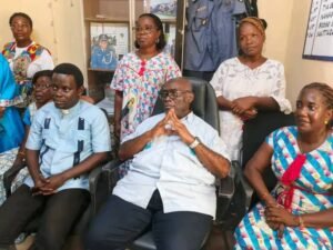 LE MAIRE N'GOUAN aucentre. Le père Sohui à sa droite et Larissa N'Guesan à sa gauche et les membres du groupe ABOISSO LE MAIRE N'GOUAN AU CENTRE Le pere Sohui à sa droite et Larissa N'Guesan à sa gauche et les membres du groupe_témoins sans frontières