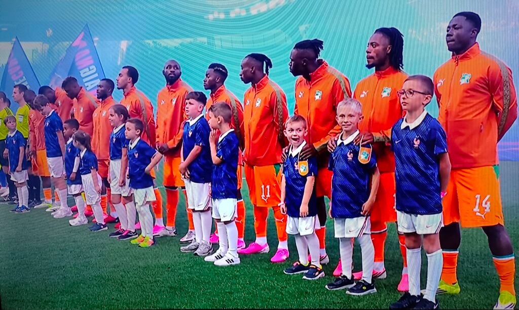 les joueurs de l'équipe de Côte d'Ivoire rencontre les Bleus équipe de France