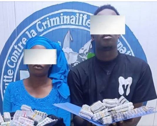 les trafiquants de drogue . La femme est une ressortissante Burkinabè