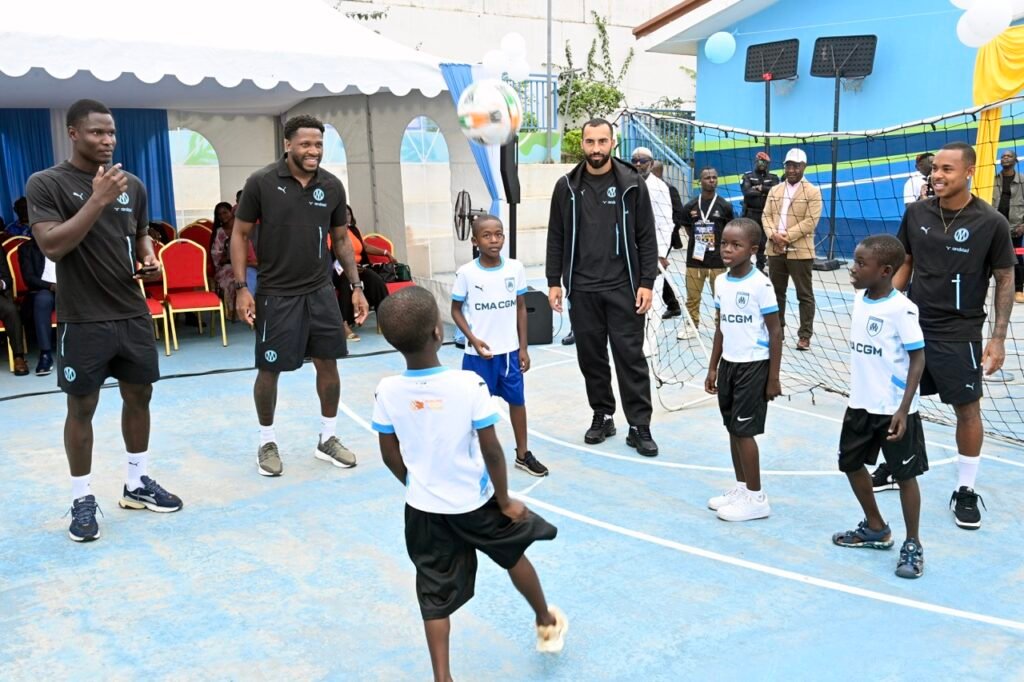 L’Olympique de Marseille visite les pensionnaires de la Case des Enfants au Plateau.