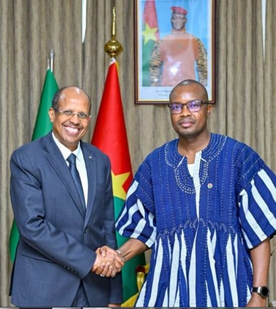 Le Premier ministre du Burkina Faso a reçu en audience, à Ouagadougou, le Président de la Commission de l’Union africaine, Mahamoud Ali Youssouf