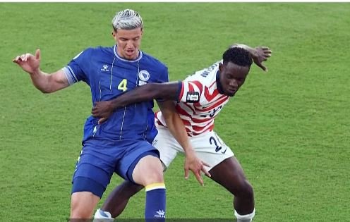 un carton rouge annulé pour l'Américain Folarin Balogun après une intervention de Donald Trump.