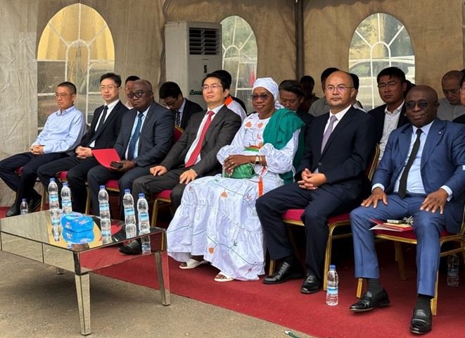 les officiels lors du don de la chine à l'orphelinat de Bingerville