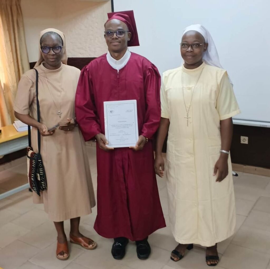 photo du P-re Traoré avec les religieuses