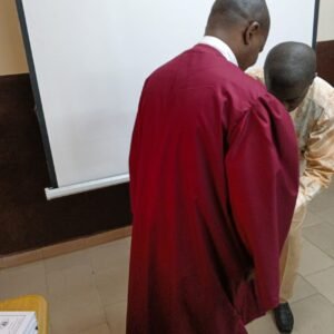Père Traoré après le succès, habillé -par le président du jury-temoins-sans-frontieres