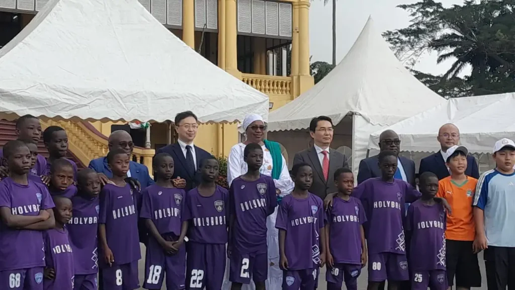 tsf media presse-Les enfants de l'orphelinat de Bingerville - Dons divers reçu de la Chine