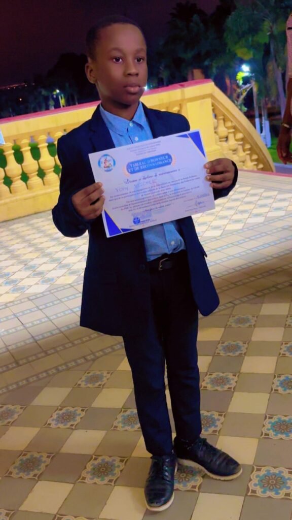 Le plus jeune des cv-av présente son diplôme-pastorale des enfants -tsf media presse