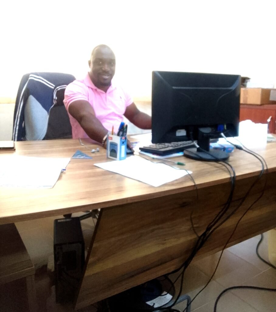 M. Kokola , correspondant fichier-groupe scolaire Primus-l'informaticien