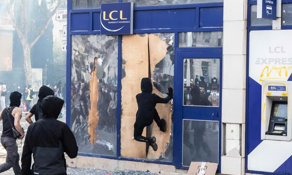 banque saccagé-manif du 17 octobre 2027-tsf media presse
